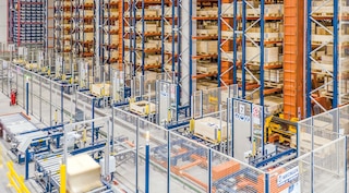 Trikrypčiai automatiniai stelažų krautuvai padėklams