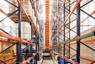 Stelažų krautuvas važiuoja tarpueiliu, kad nuvežtų padėklą į paskirtą vietą