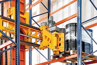 Trikryptis automatinis stelažų krautuvas padėklams važiuoja į kitą vietą, kad paimtų kitą padėklą