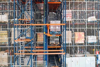 Automatiniai vertikalieji konvejeriai gali būti naudojami tam tikrose AS/RS sistemose